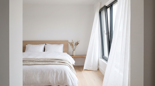 Frisch gelüftetes Schlafzimmer mit gekipptem Fenster gegen muffigen Geruch