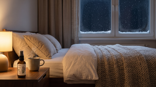 Winterabend im Schlafzimmer mit Schnee vor dem Fenster – Wintermüdigkeit