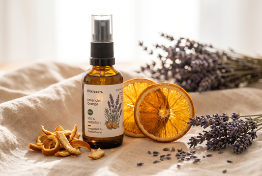 Bio-Kissenspray mit Bio-Lavendelöl und Bio-Orangenöl, dazu getrocknete Orangenscheiben