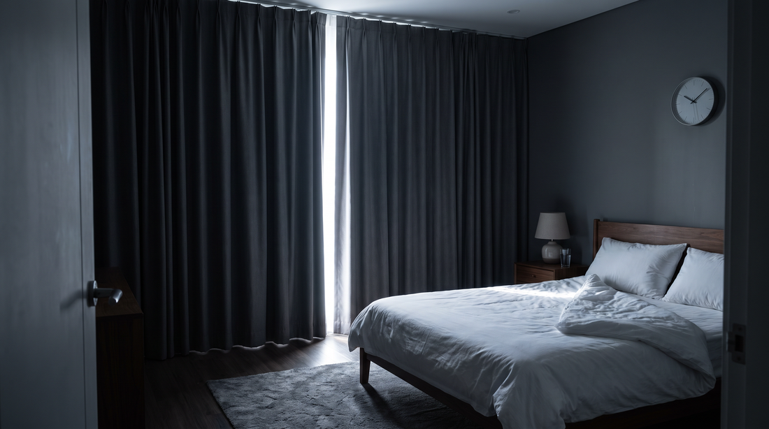 Abgedunkeltes Schlafzimmer am Tag mit Verdunklungsvorhang – schlafen nach der Nachtschicht