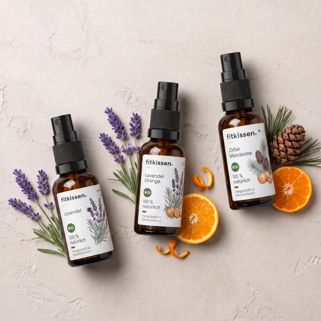 Flatlay mit Lavendel, Orangen und Zirbenzapfen – ätherische öle für den Abend