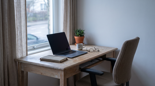 Eingerichteter Homeoffice-Arbeitsplatz mit Monitor, Tastatur und Bürostuhl