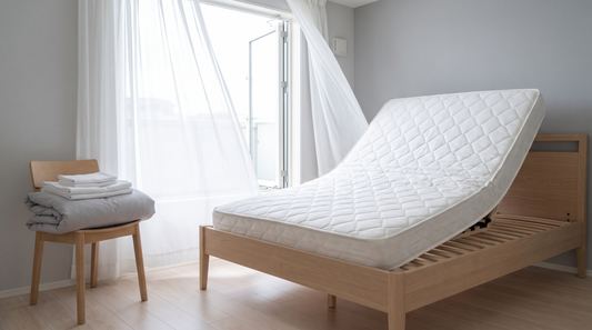 Aufgestellte Matratze und ergonomisches Kopfkissen in einem Schlafzimmer