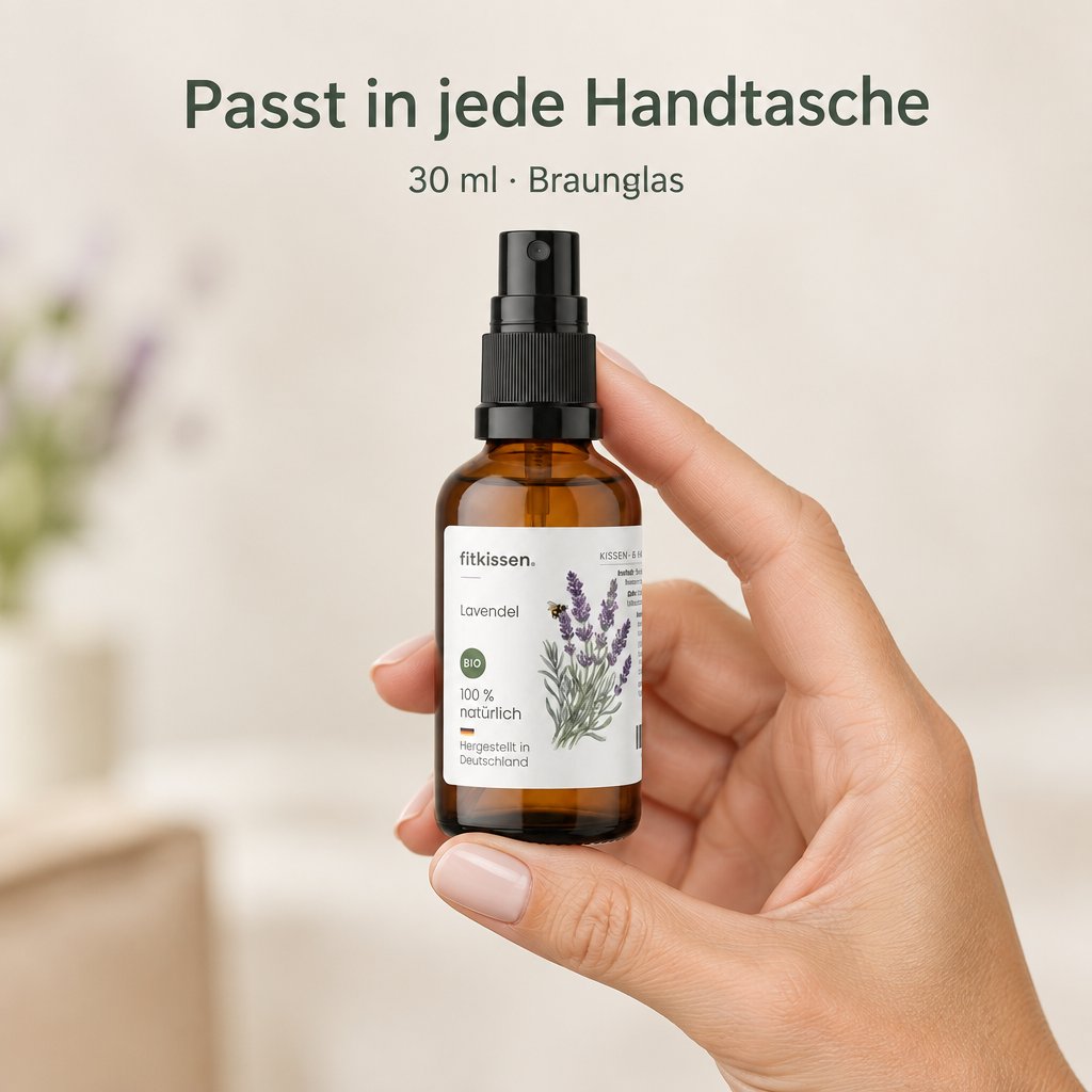 Passt in jede Handtasche: die 30 ml Braunglasflasche liegt in einer Hand
